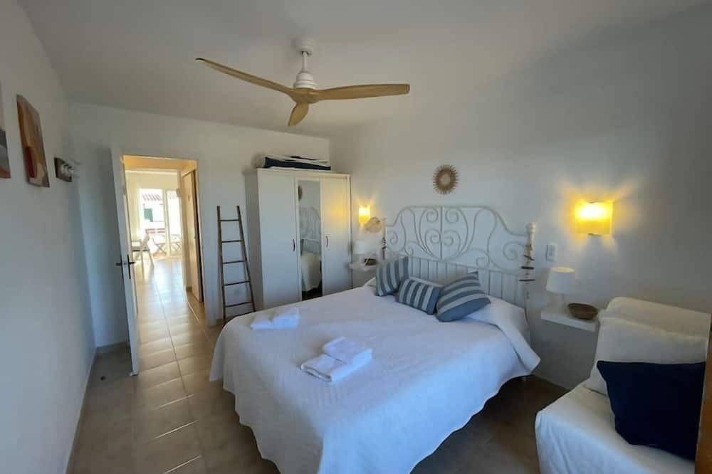 Apartamento entero, Algaiarens - Apto con piscina y junto a la playa in Cala Blanes, Ciudadela