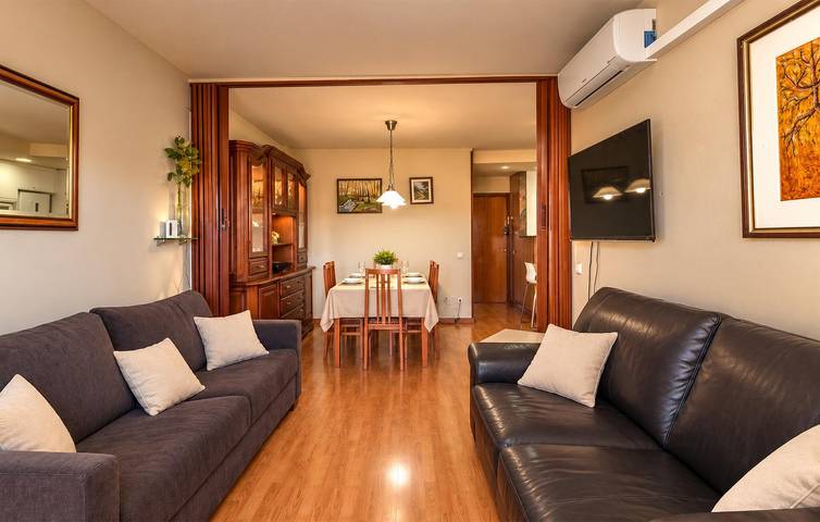 Appartement de vacances entier, Appartement de luxe avec WiFi, parking, climatisation, terrasse, piscine et plage à 2 km in Els Pins Blanes, Blanes