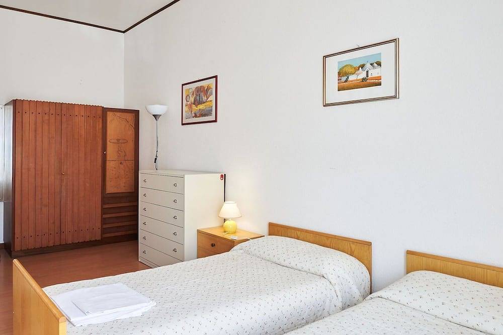 Geheel appartement, Leuk appartement voor 5 personen met Wifi, zwembad, Tv, balkon en parking in Porto Valtravaglia, Lago Maggiore (Lombardy)