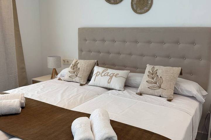 Ganze Wohnung, Luxury apartment with sea views and Free Vip access to Lagoon in Estepona. in Alcazaba Lagoon, Casares