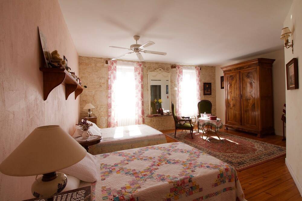 Une grande maison de campagne au coeur d'une magnifique région touristique in Le Thou, Région de Rochefort