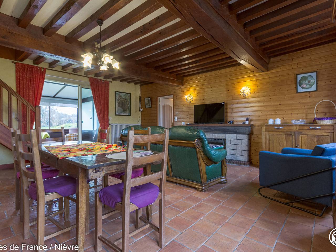 Gîte voor 6 personen met terras in Saint-Péreuse, Natuurpark Morvan