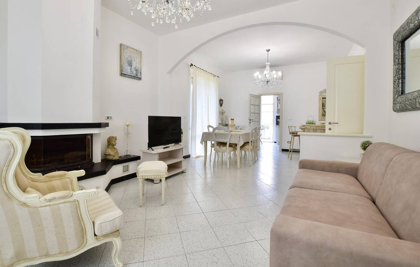 Entire holiday apartment, Cozy 90m² Apt with AC, Pool, Parking, Garden & Internet in Camaiore, Italian Riviera