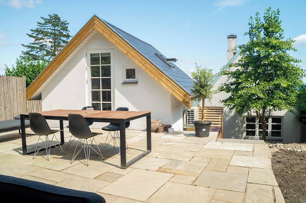 Charming 1-bedroom villa with private sauna, beach and seaview in Hovedstaden