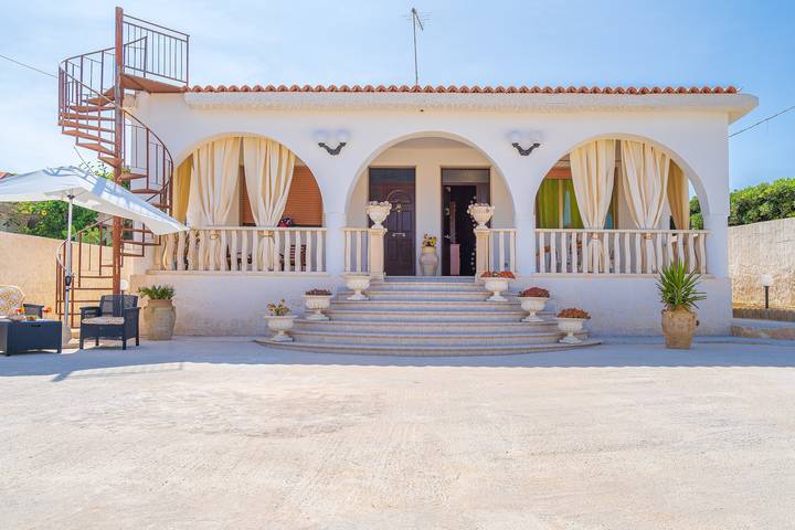 Hel lägenhet, Apartment "La Casa Arancione" with Private Terrace and Shared Garden in Cicirata, Avola