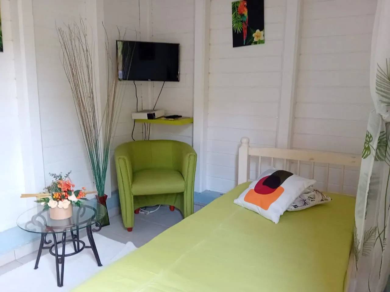 Acogedor Bungalow con Vista al Jardín en Les Abymes in Les Abymes, Guadalupe