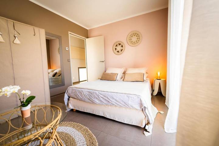 Location de vacances pour 2 personnes, avec piscine et vue ainsi que jardin et terrasse dans Etang De L Or - 3