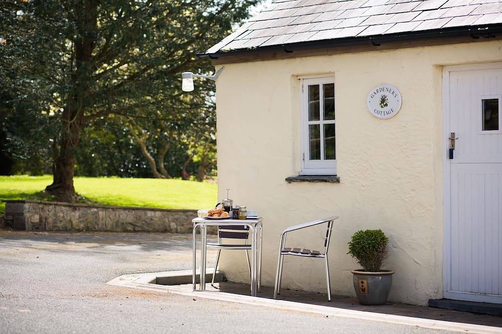 Gardeners Cottage - sleeps 4 guests  in 1 bedroom in Freshwater East, Pembrokeshire
