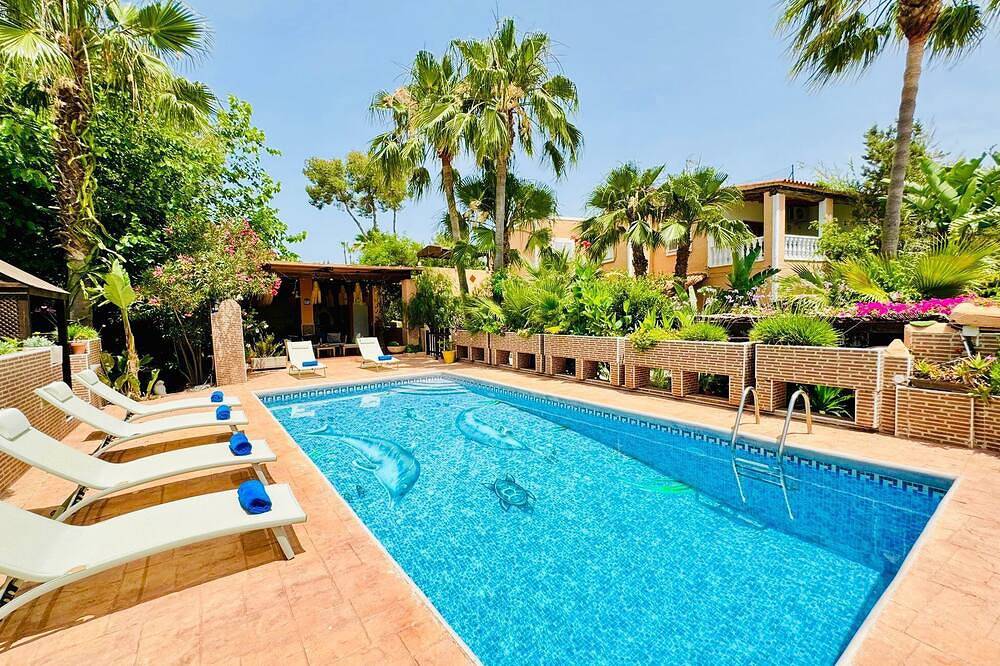 Villa 7 mins to Playa den Bossa and Ibiza town, pool, Bbq in Sant Jordi de ses Salines, Sant Josep de sa Talaia