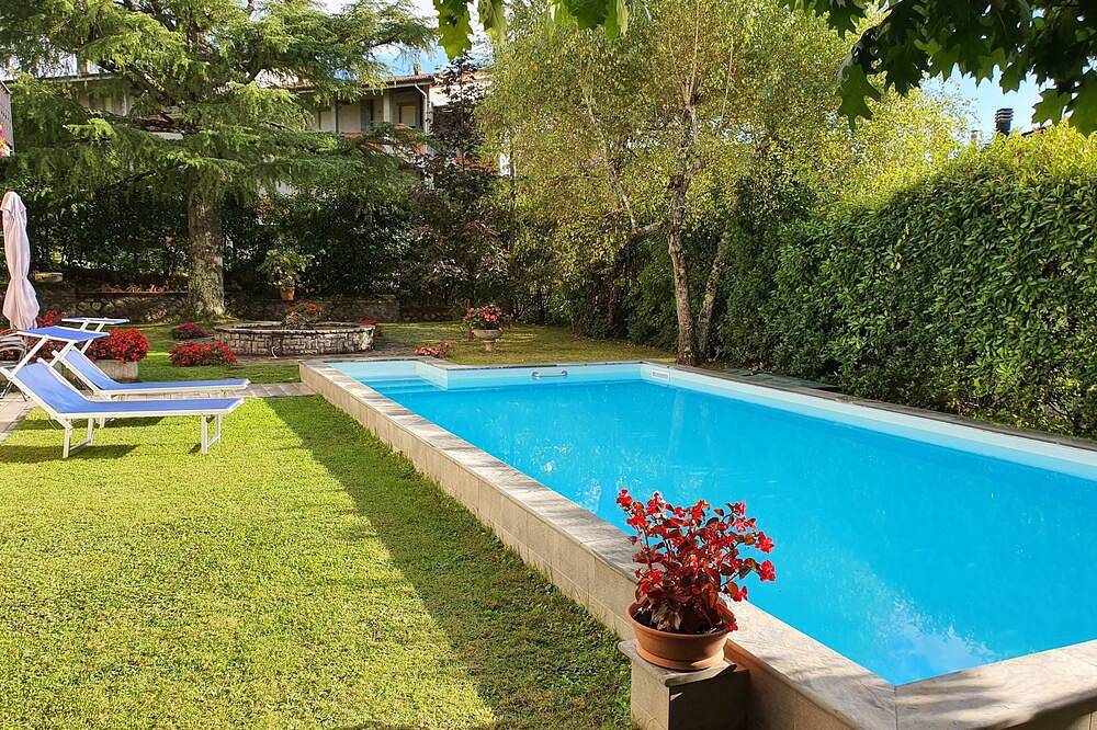 Villa & private pool in village, restaurants, pizza oven, free organic produce in Castiglione di Garfagnana, Garfagnana