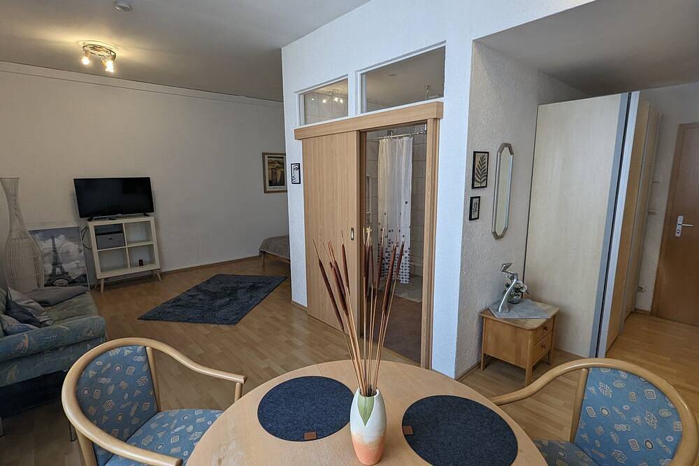 Ganze Wohnung, Geräumiges Doppelzimmer mit Bad und Frühstücksecke, zentral gelegen in Pforzheim, Nordschwarzwald