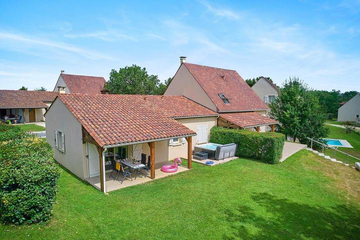 Maison de vacances pour 4 personnes, avec Jacuzzi et Terrasse ainsi que Jardin et Piscine