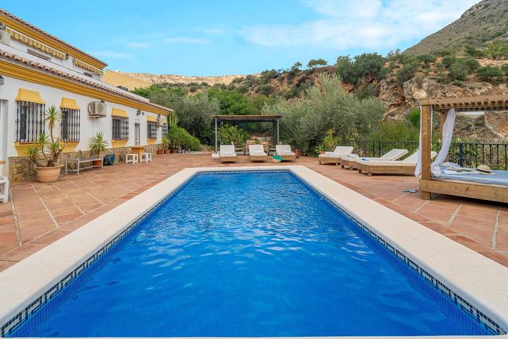 Casa rural para 6 personas, con jardín en Alcaucín