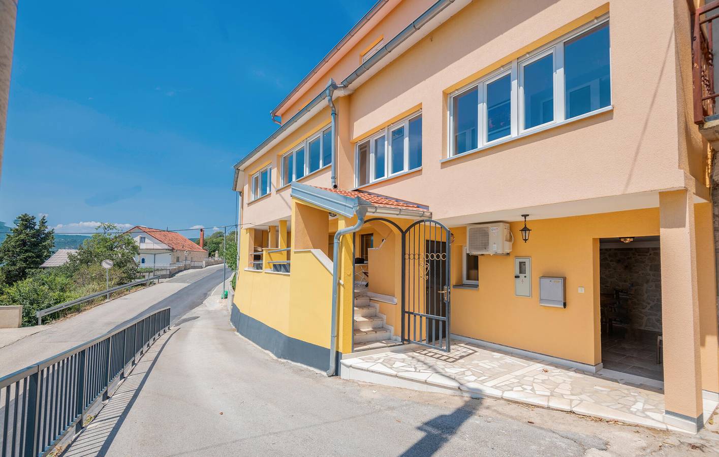 Geräumige 250 m² große Wohnung mit Terrasse, Pool und Parkplatz in der Nähe des Flusses Ričina in Imotski, Makarska Riviera