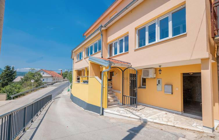 Geräumige 250 m² große Wohnung mit Terrasse, Pool und Parkplatz in der Nähe des Flusses Ričina in Imotski, Makarska Riviera