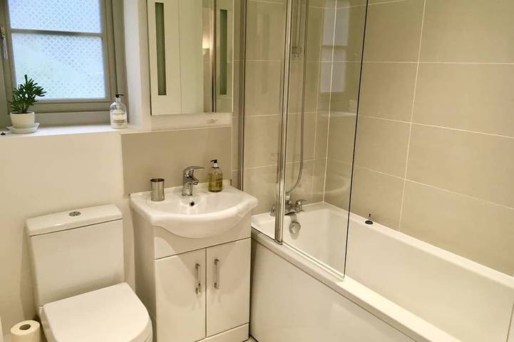 Apartamento entero, Anexo autocontenido dentro de 7 acres para 2 o 3 personas; largo o corto plazo in Warnham, Sussex Occidental