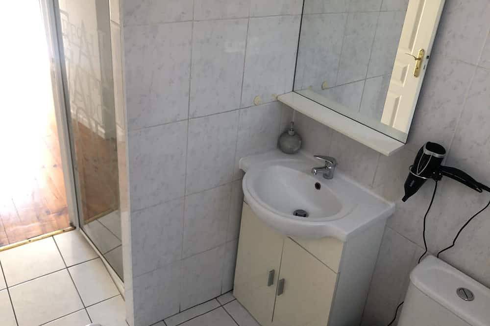 Apartamento entero, F2 / 4 pers. luz y terraza, cerca de París, Fontainebleau, Provins y Barbizon in Melun, Sena y Marne