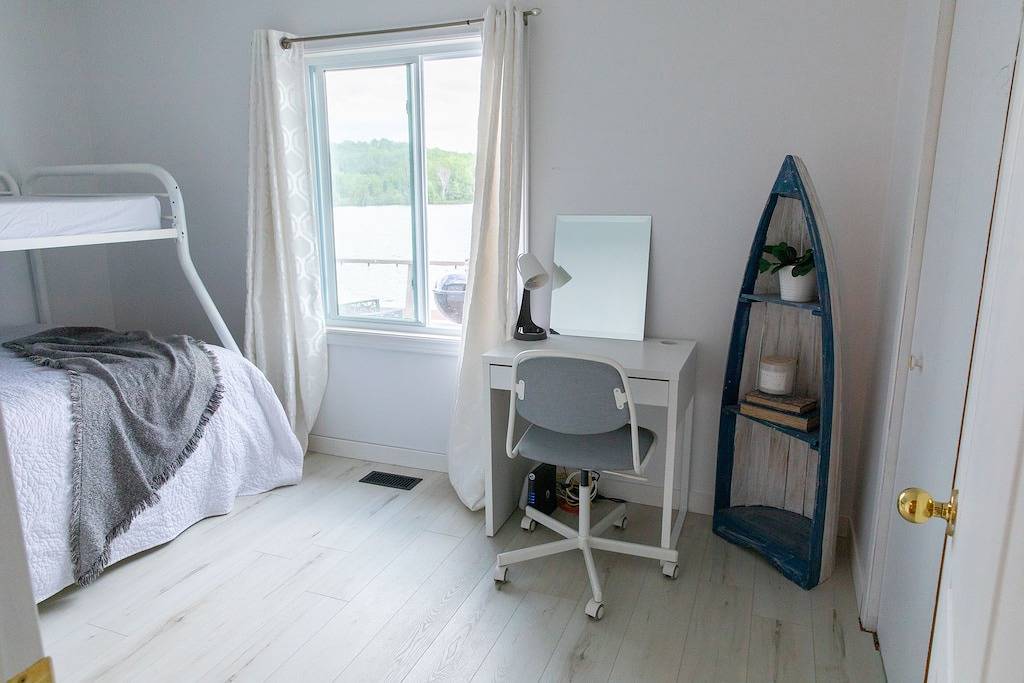 Dream View Redmond Bay Waterfront Cottage in Hastings Highlands, Ontario