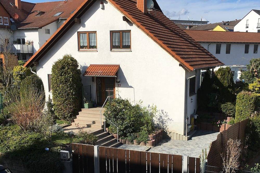 Ganze Wohnung, 3-Zimmer Wohnung für 4 Pers. mit Balkon, Wlan, Tgl Bad. 30 Min. nach Frankfurt in Hochstadt, Maintal