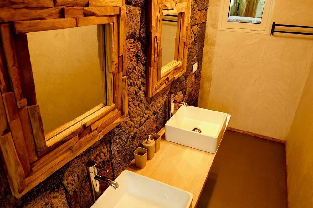 Double room with shared bathrooms and kitchen in Vitamin Sea Guesthouse in Lajares, La Oliva