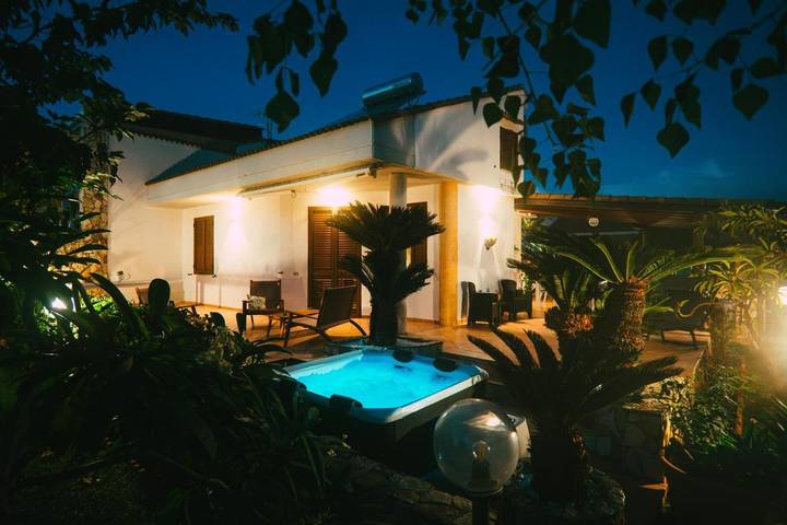 Villa con piscina per 11 persone, con panorama e giardino nonché piscina, con animali domestici a Campofelice di Roccella