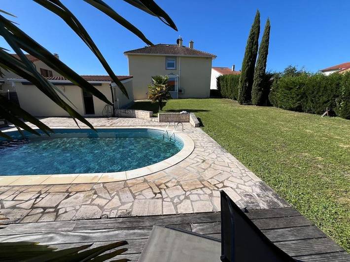 Location de vacances pour 10 personnes, avec piscine ainsi que vue et terrasse à Cébazat - 3