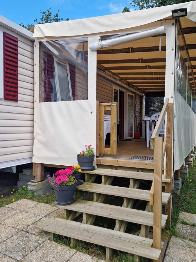 Camping pour 6 personnes, avec jardin ainsi que piscine et jacuzzi