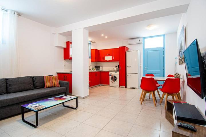 Apartamento entero, Apartamento 'Económico Semisótano 1' con Terraza Privada, Wi-Fi y aire acondicionado. in Perissa, Santorini