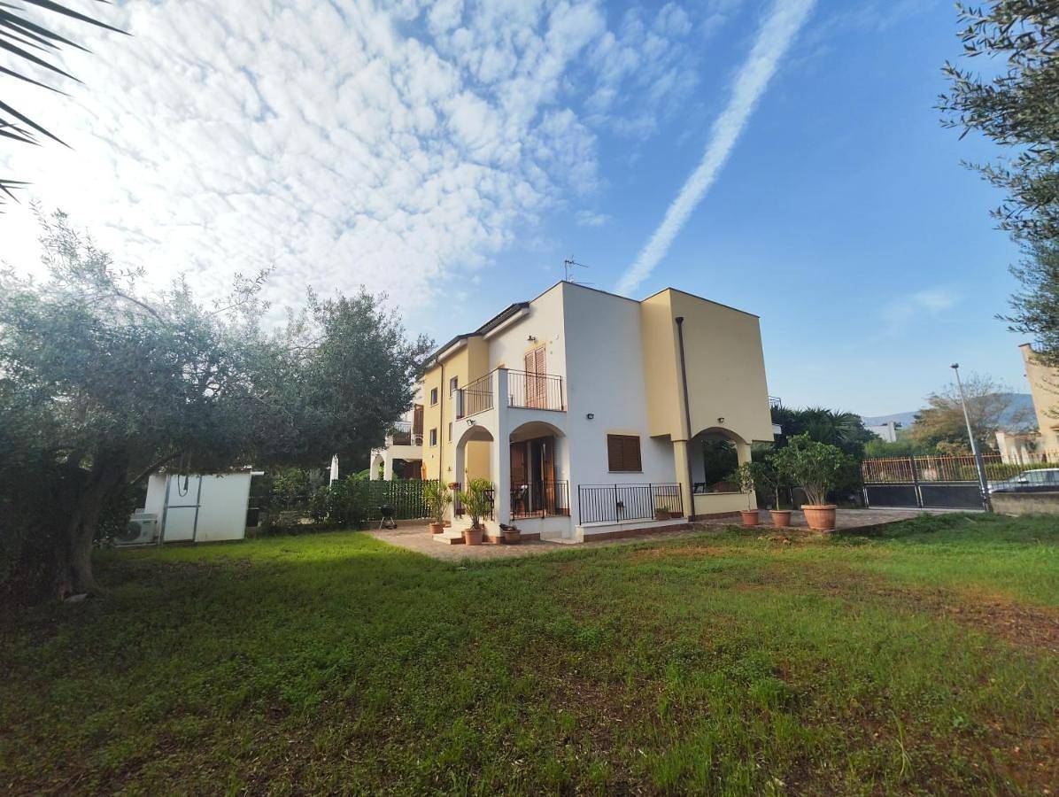 Casacarini - Villa Vacanze sul Mare con piscina idromassaggio in Carini, Provincia di Palermo