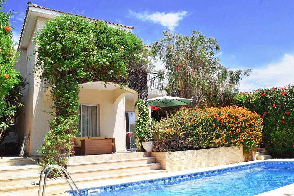 Villa Talassa Nähe Coral Bay mit optionalem 4x4-Auto, Jacuzzi und beheiztem Pool in Peyia, Südzypern