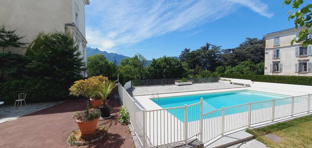 Gîte pour 2 personnes, avec jardin ainsi que vue et piscine dans Parc du Bois Vidal