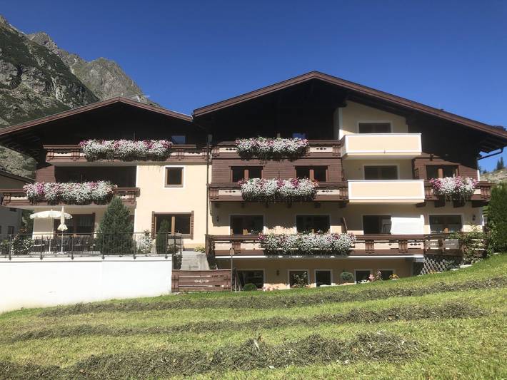 Ferienwohnung für 2 Personen, mit Balkon und Terrasse sowie Garten und Sauna im Pitztal