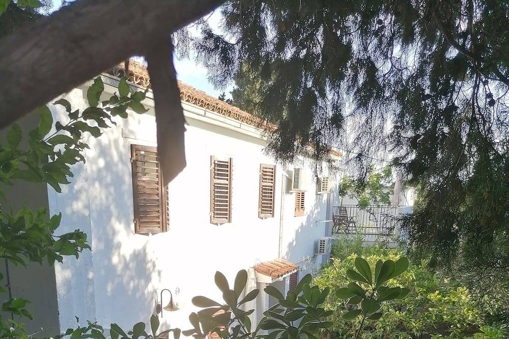 Seaside vintage house. Airy, specific, with a large garden. Pet friendly. in Opština Budva