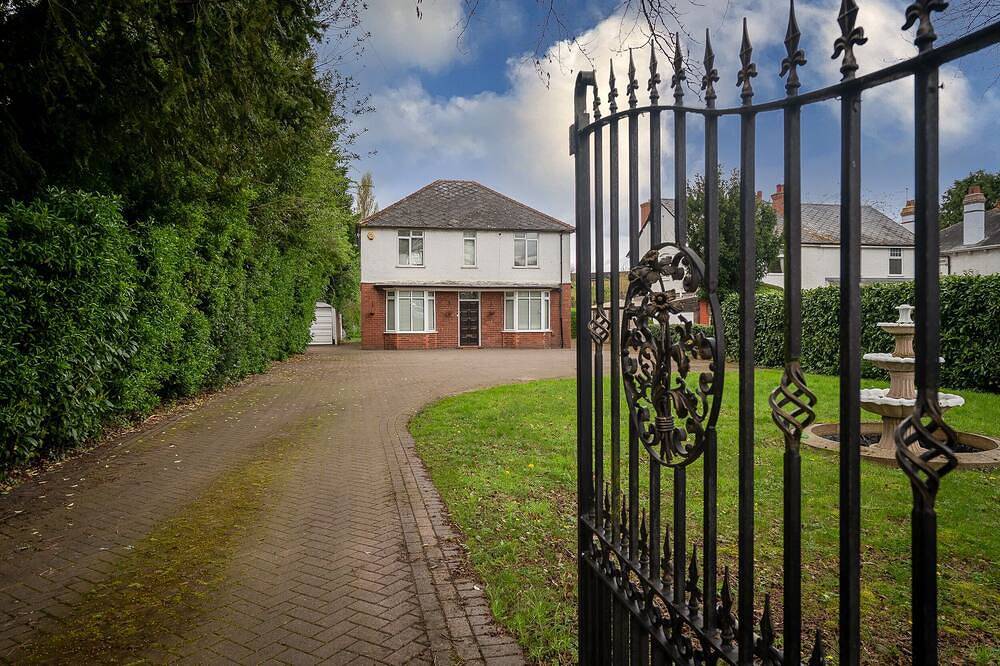 The Spetchley- 5 Bedroom, 10 Guests , Private Parking in Worcester, Worcestershire