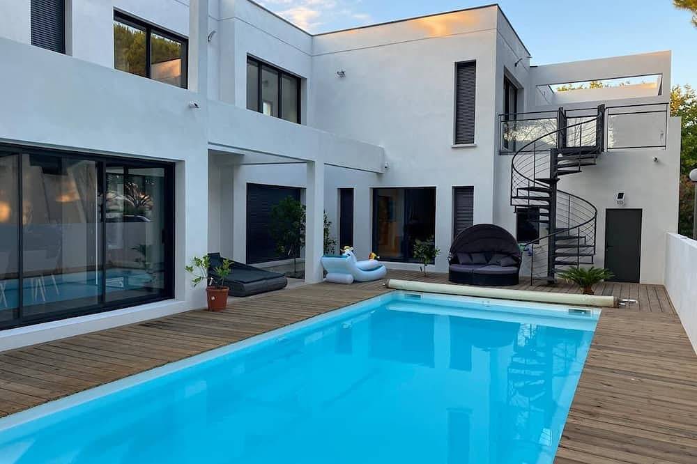 Magnificent villa with private pool and jacuzzi 100 m from the beach in La Grande-Motte, Mittelmeerküste (Frankreich)