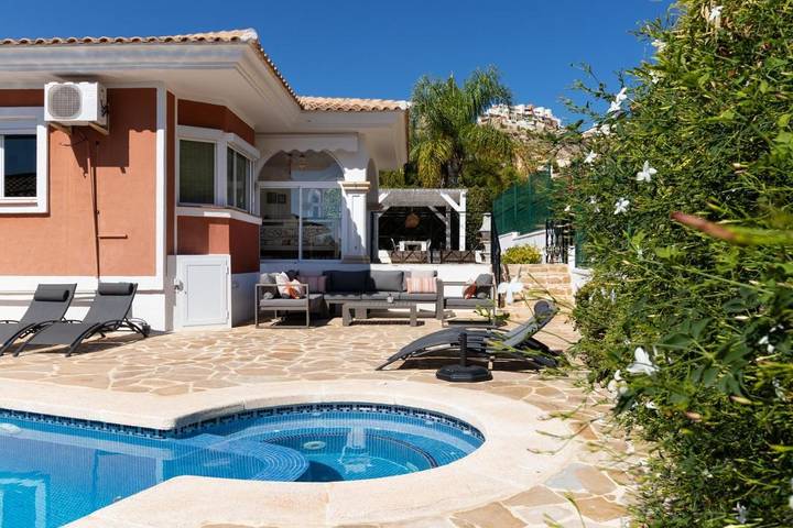 Chalet para 8 personas, con Terraza y Jardín además de Piscina y Vistas en Bonalba