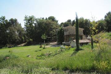Gîte pour 6 personnes, avec jardin et terrasse, animaux acceptés à Cabrières-d'Aigues