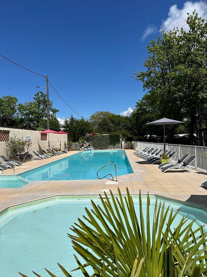 Camping pour 4 personnes, avec terrasse ainsi que jacuzzi et piscine à Saint-Georges-de-Didonne - 3