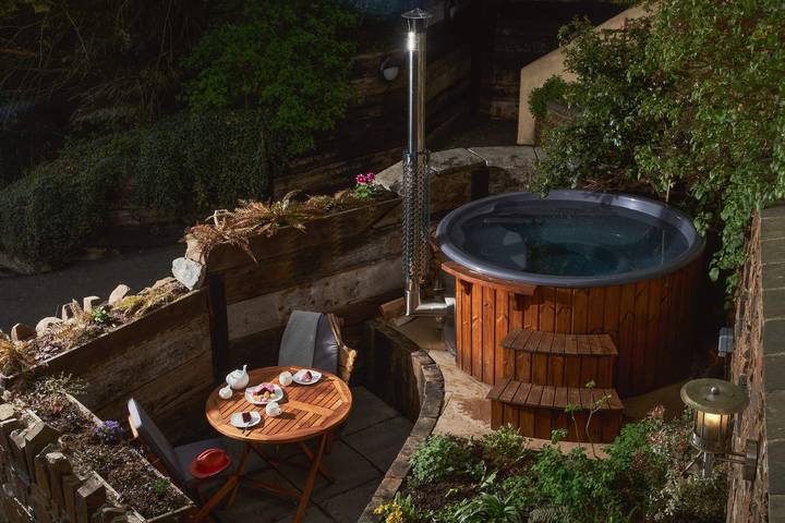 Entire apartment, Swallows End – Bolthole with hot tub, pool and sauna in Christow, Dartmoor