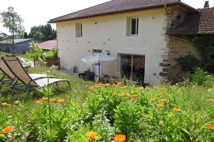 Location de vacances pour 6 personnes, avec jardin dans Dommartin-le-Franc