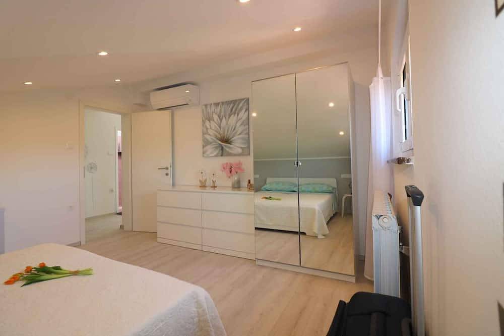 Geheel appartement, Vakantiewoning met buitenzwembad in Poreč, Porec en omgeving