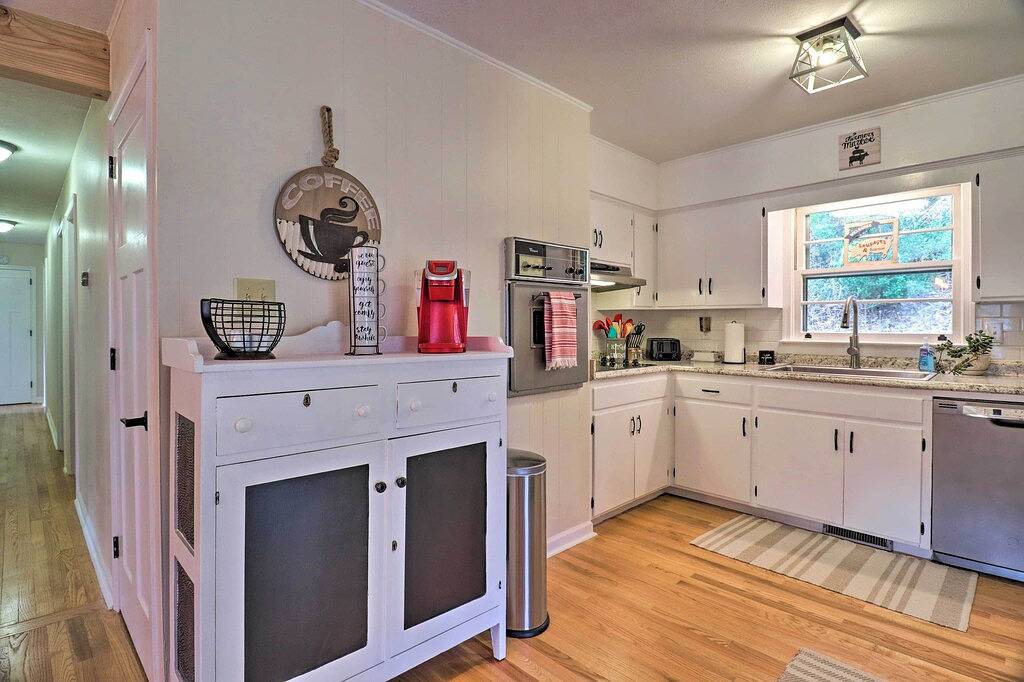 Fire Pit & Game Room: Family Home in Marshall in Madison County (NC)