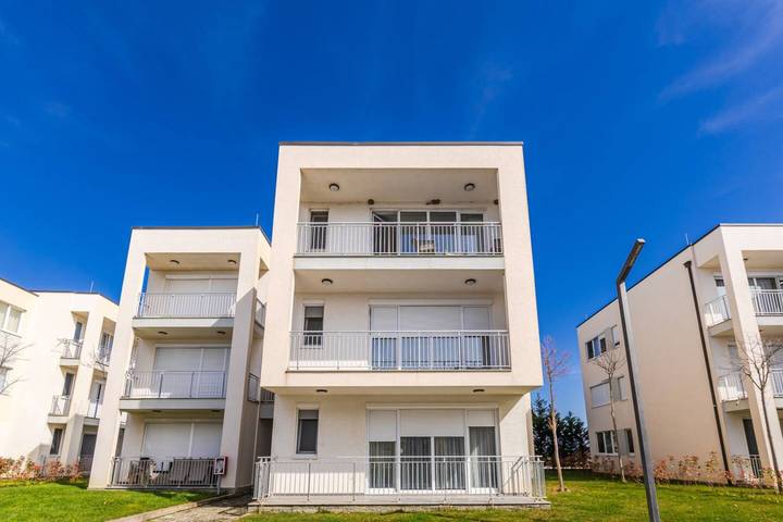 Gîte pour 6 personnes, avec balcon, adapté aux familles dans Lezhë