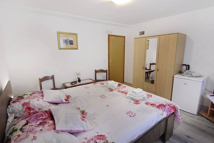 Ganze Wohnung, Zimmer für zwei Personen mit eigenem Bad, zwei Schritte vom Meer entfernt in plaža Zambratija, Zambratija
