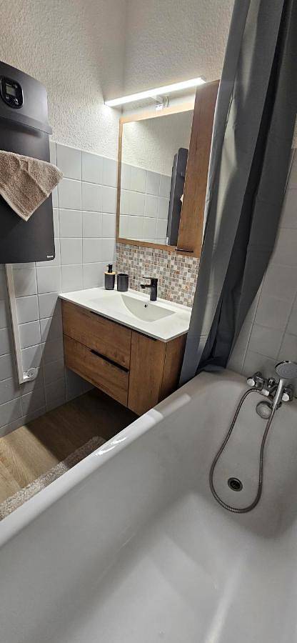 Gîte pour 4 personnes, avec piscine ainsi que vue et balcon dans Office De Tourisme Des Hopitaux Neufs - 2