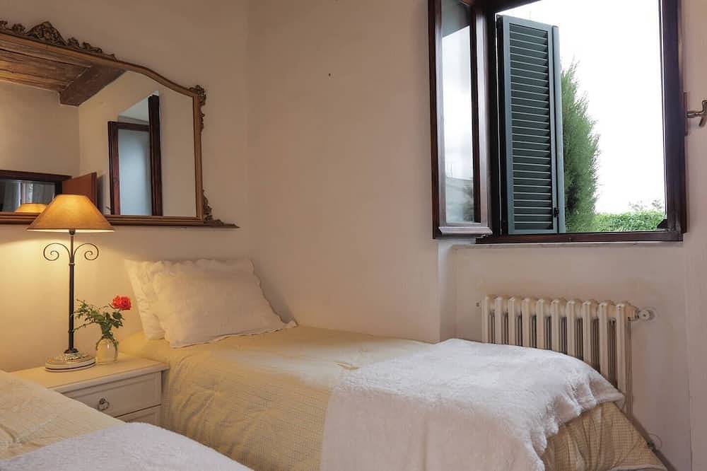 Idyllic historic family home with private garden. Free shuttle to Civita. in Civita, Lubriano