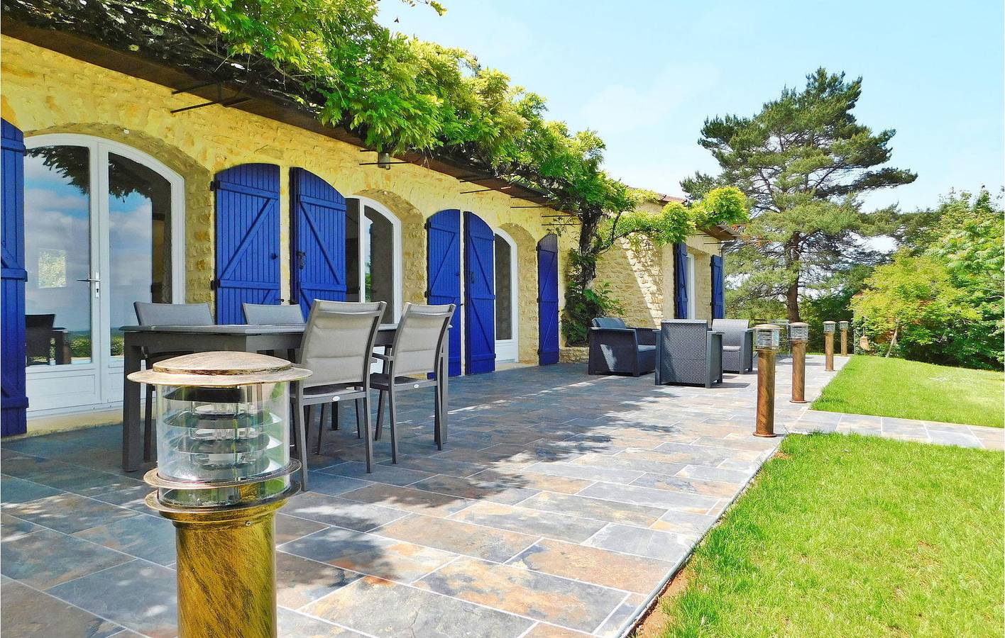 Appartement moderne avec piscine, parking et WiFi à Plazac in Plazac, Périgord Noir