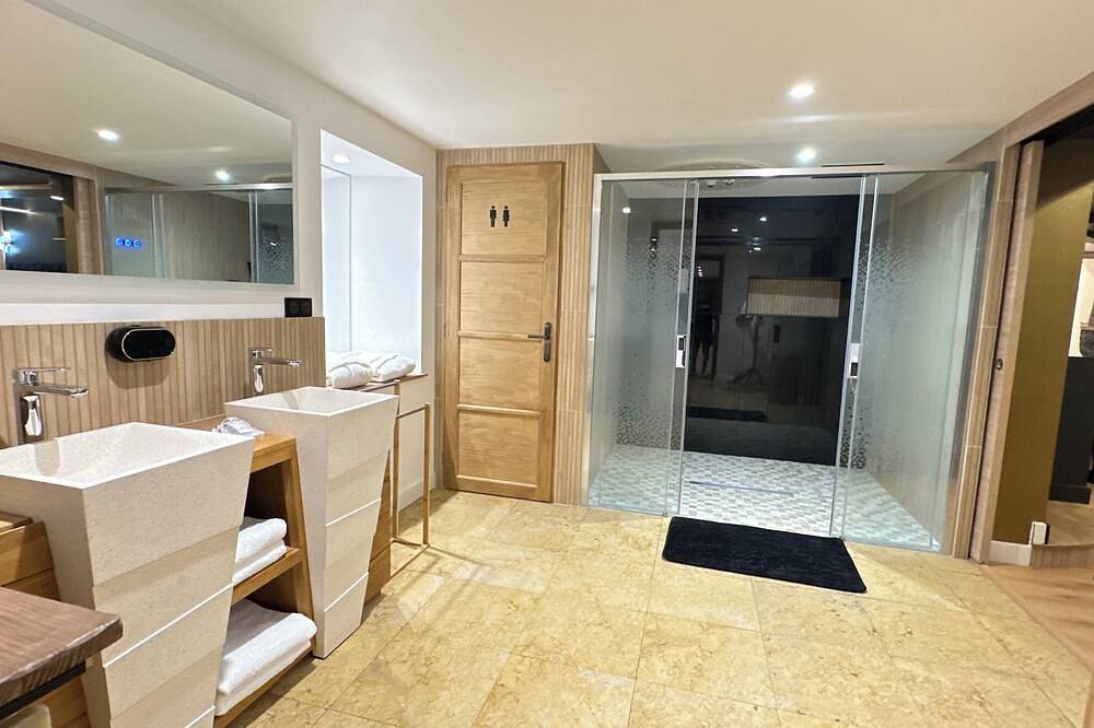 Romantic luxury suite with private spa, sauna & cinema - Romantic escape! in Castres, Región de Castres