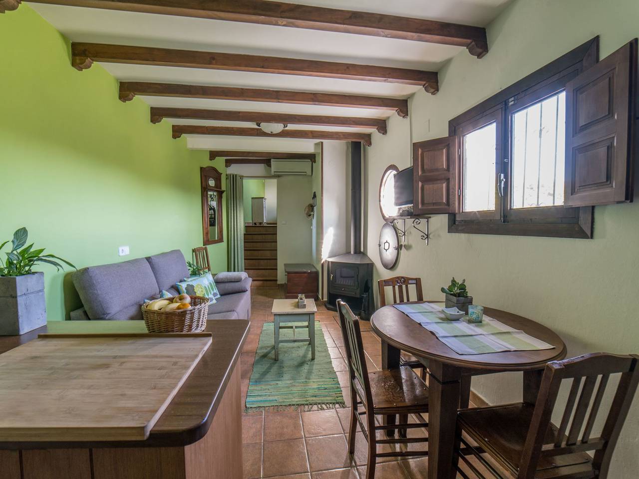 Appartement confortable avec piscine, cheminée et WiFi près d'une rivière et d'un café-bar in Dúrcal, Province de Grenade