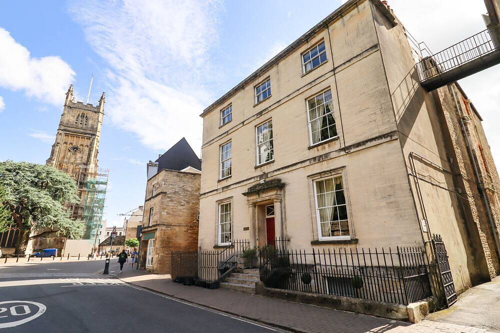 Dollar Ward House Basement, pet friendly in Cirencester in Cirencester, Gloucestershire